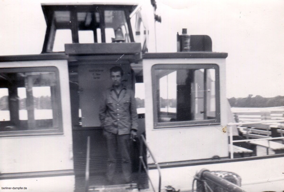 1961 ca Schiff Fuehrerstand mit Mann Horst Hein, Berlin-Spandau klein