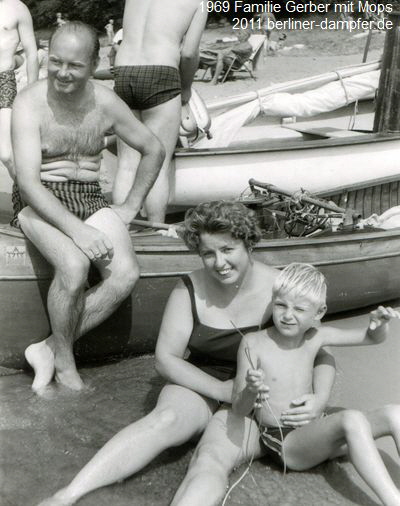 1969 Familie Gerber mit Mops am Havelstrand