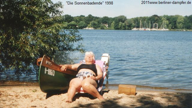 1998 Mama mit Mops am Havelstand Die Sonnenbadende